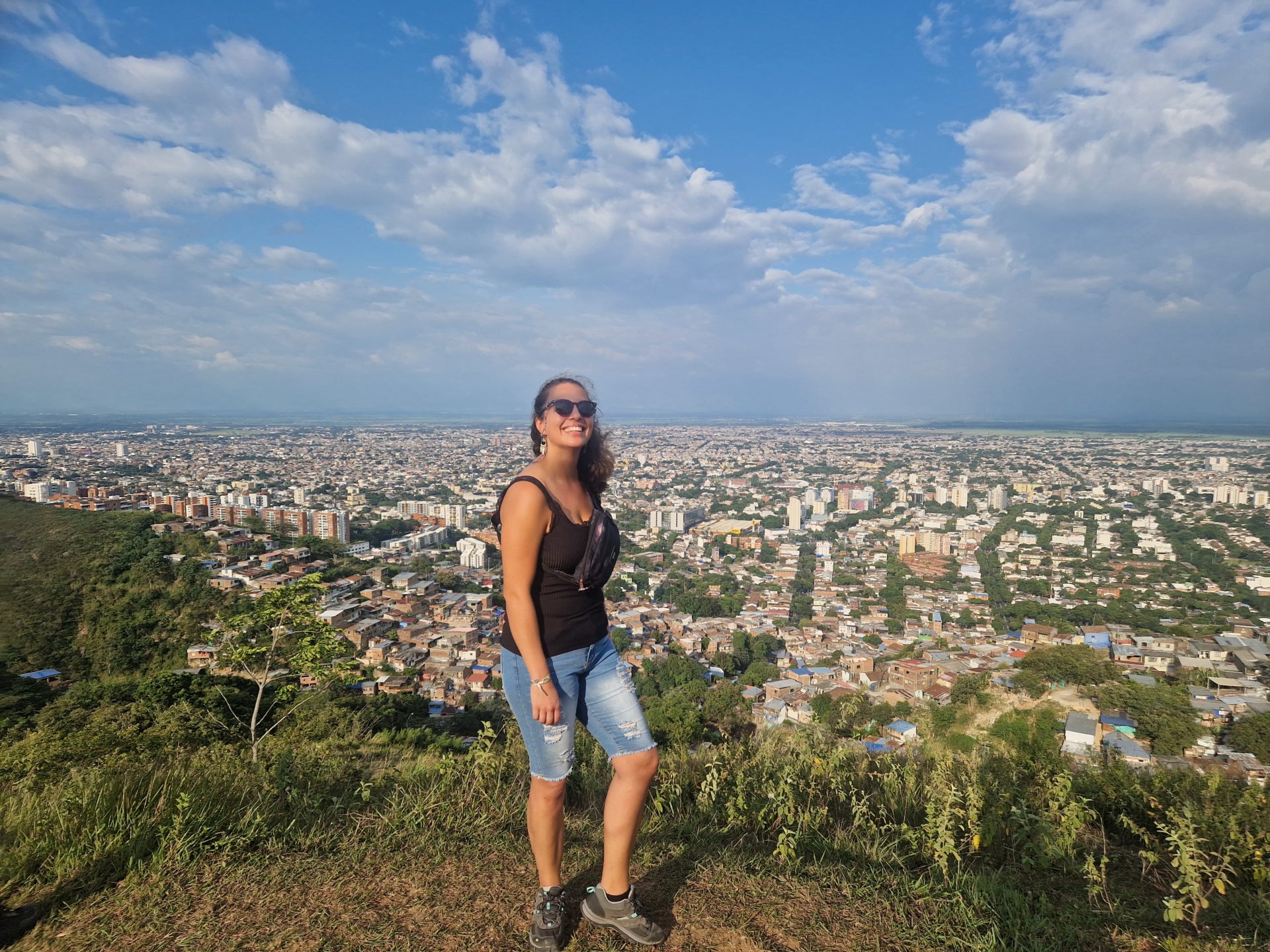 Foto collega Lisa met uitzicht op de stad Calí in Colombia