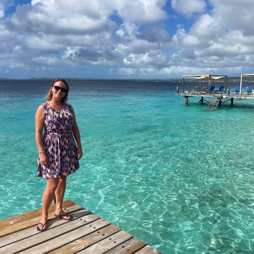 Uitgelichte foto medewerker, Joanne, op flonder aan het water