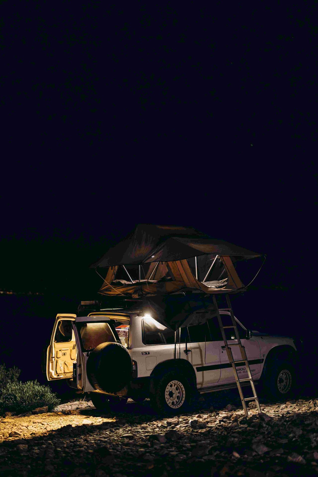 4x4 met daktent wildkamperen in Oman