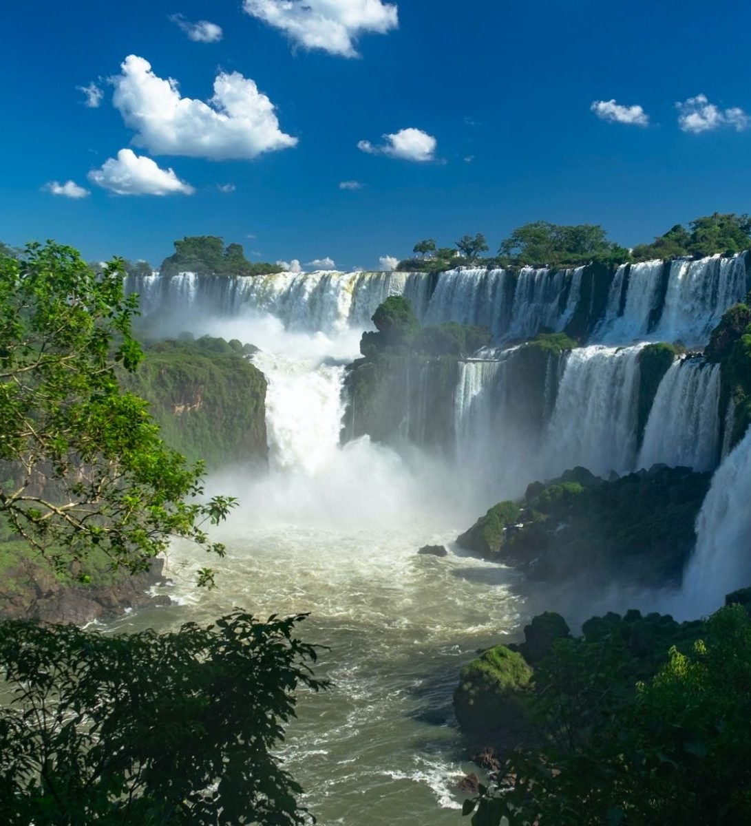 rondreis Argentinië, Puerto Iguazu, waterval in groene omgeving rondreis Argentinië, Puerto Iguazu, waterval in groene omgeving