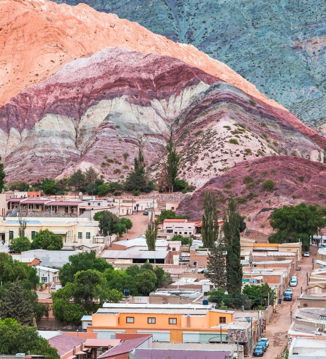 rondreis Argentinië, Purmamarca, heuvel van de 7 kleuren met dorp op voorgrond rondreis Argentinië, Purmamarca, heuvel van de 7 kleuren met dorp op voorgrond