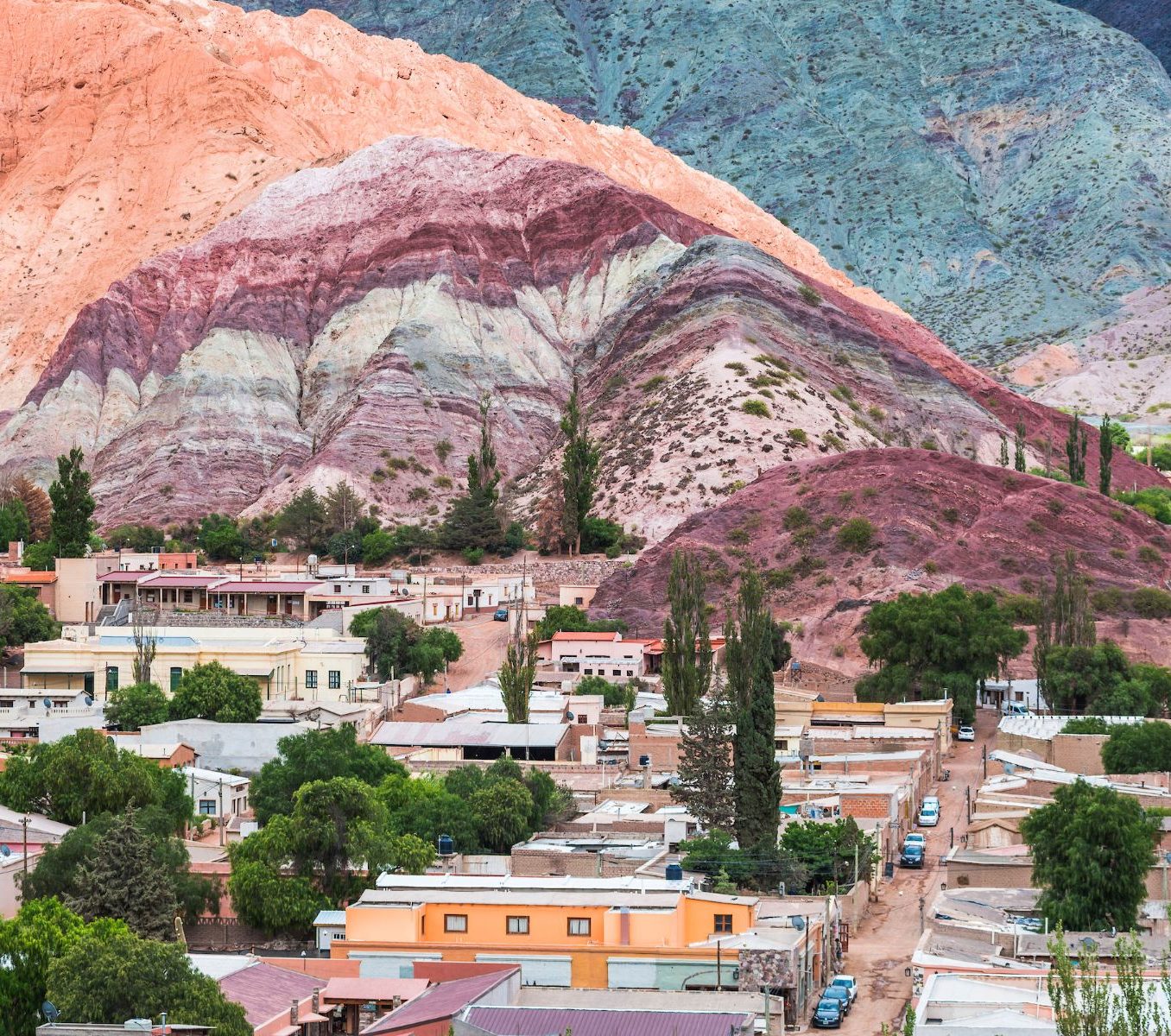 rondreis Argentinië, Purmamarca, heuvel van de 7 kleuren met dorp op voorgrond