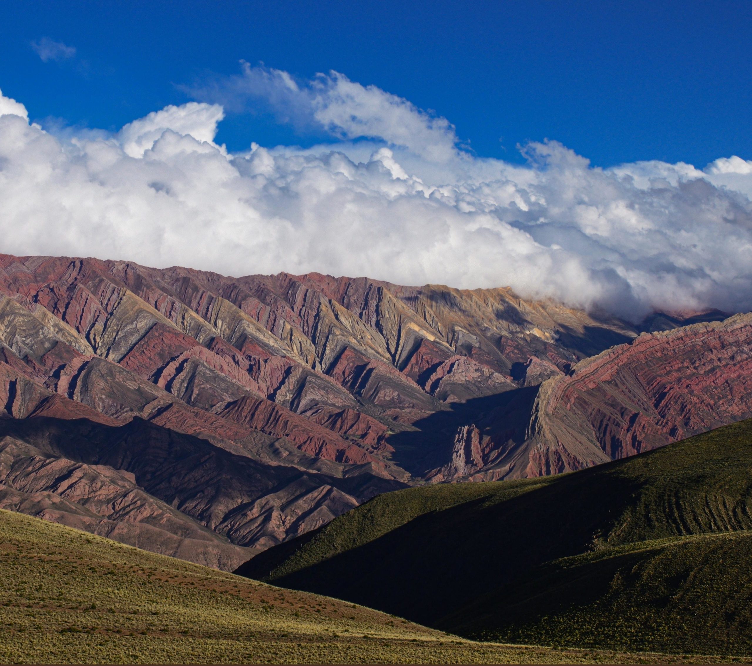 rondreis Argentinië, Quebrada de Humahuaca, heuvel van de 7 kleuren met landschap