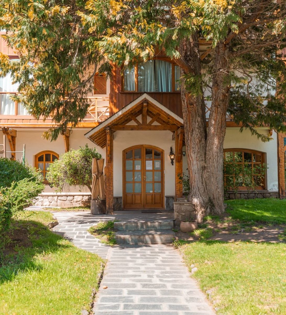 Rondreis Argentinie, San Martin de los Andes , Le Village - buitenaanzicht