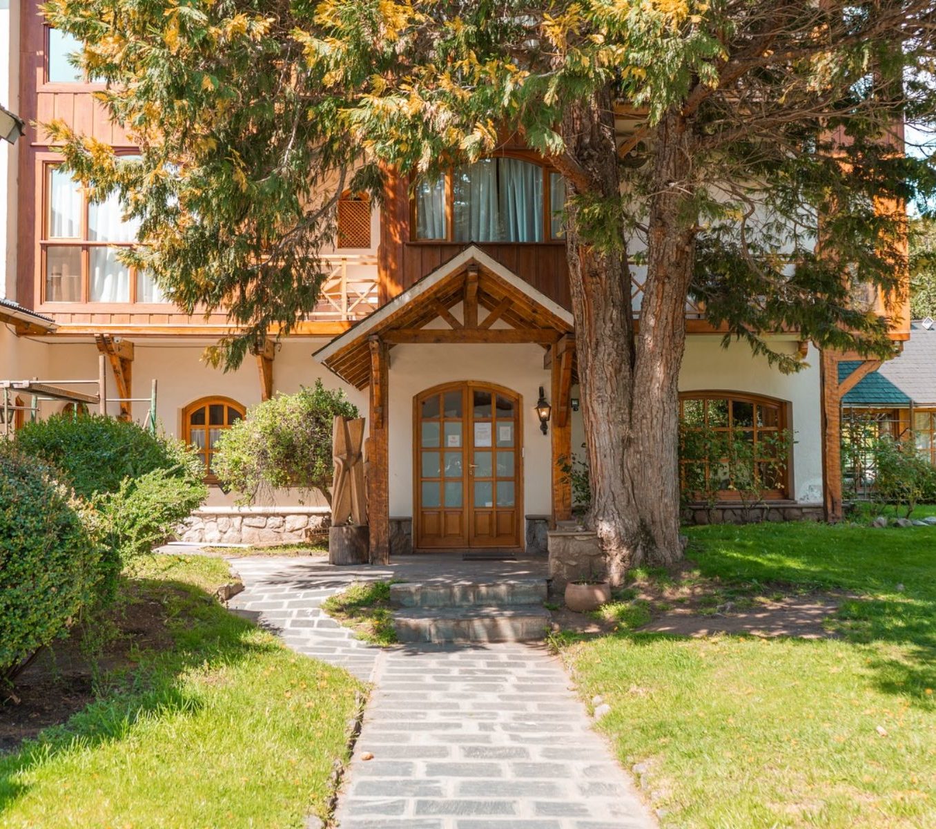 Rondreis Argentinie, San Martin de los Andes , Le Village - buitenaanzicht