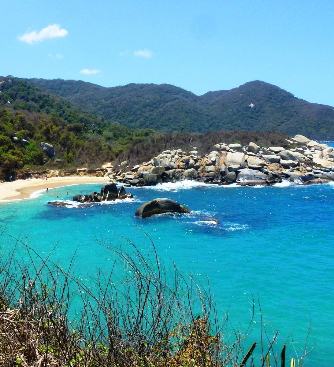 Rondreis Colombia, Tayrona National Park kust met rotsen