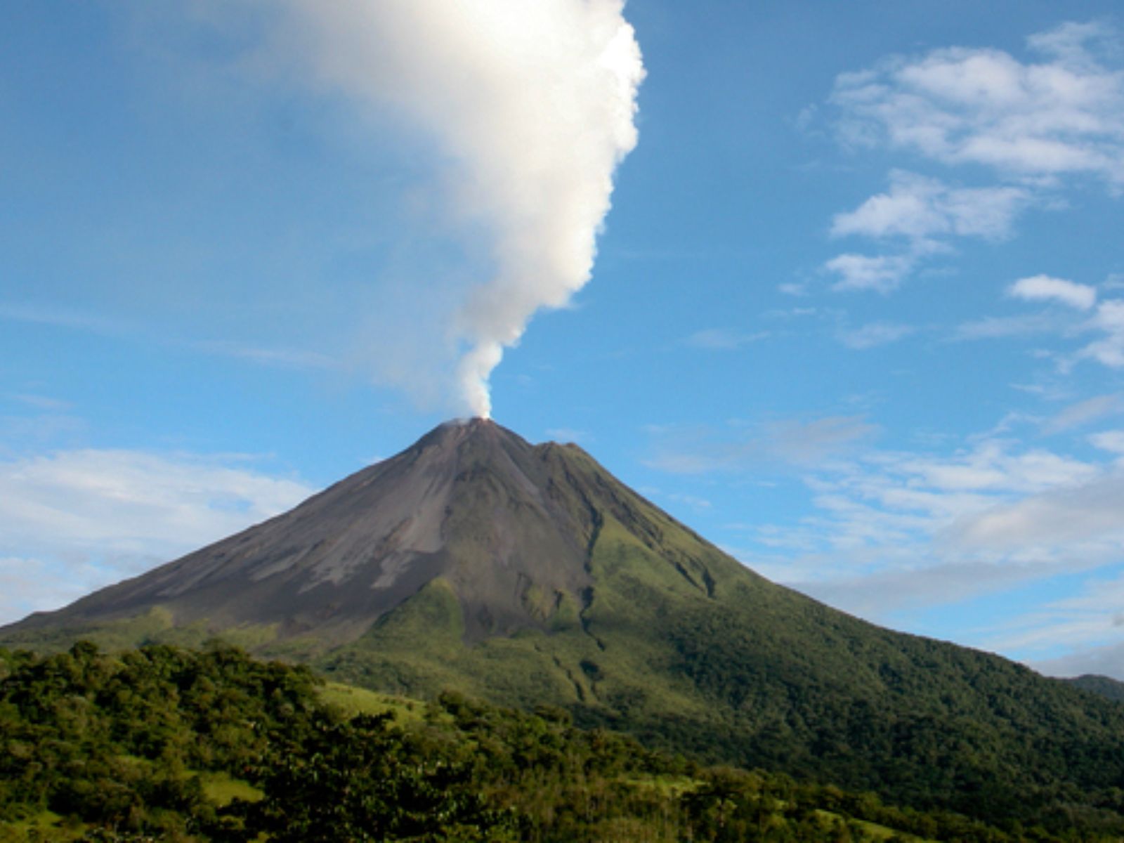 Rondreis Costa Rica, La Fortuna & Arenal, Vulkaan met rook