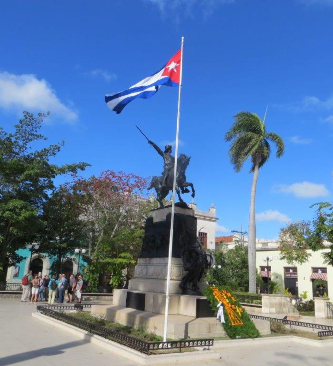 Rondreis Cuba, Camaguey, Standbeeld met vlag
