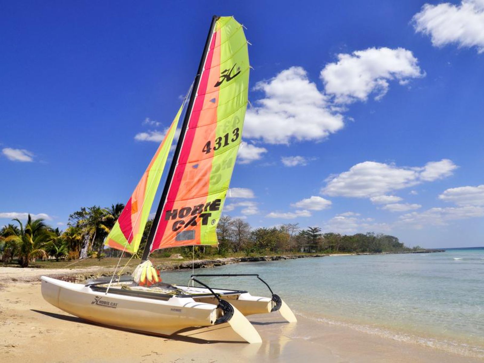 Rondreis Cuba, Playa Larga strand met boot