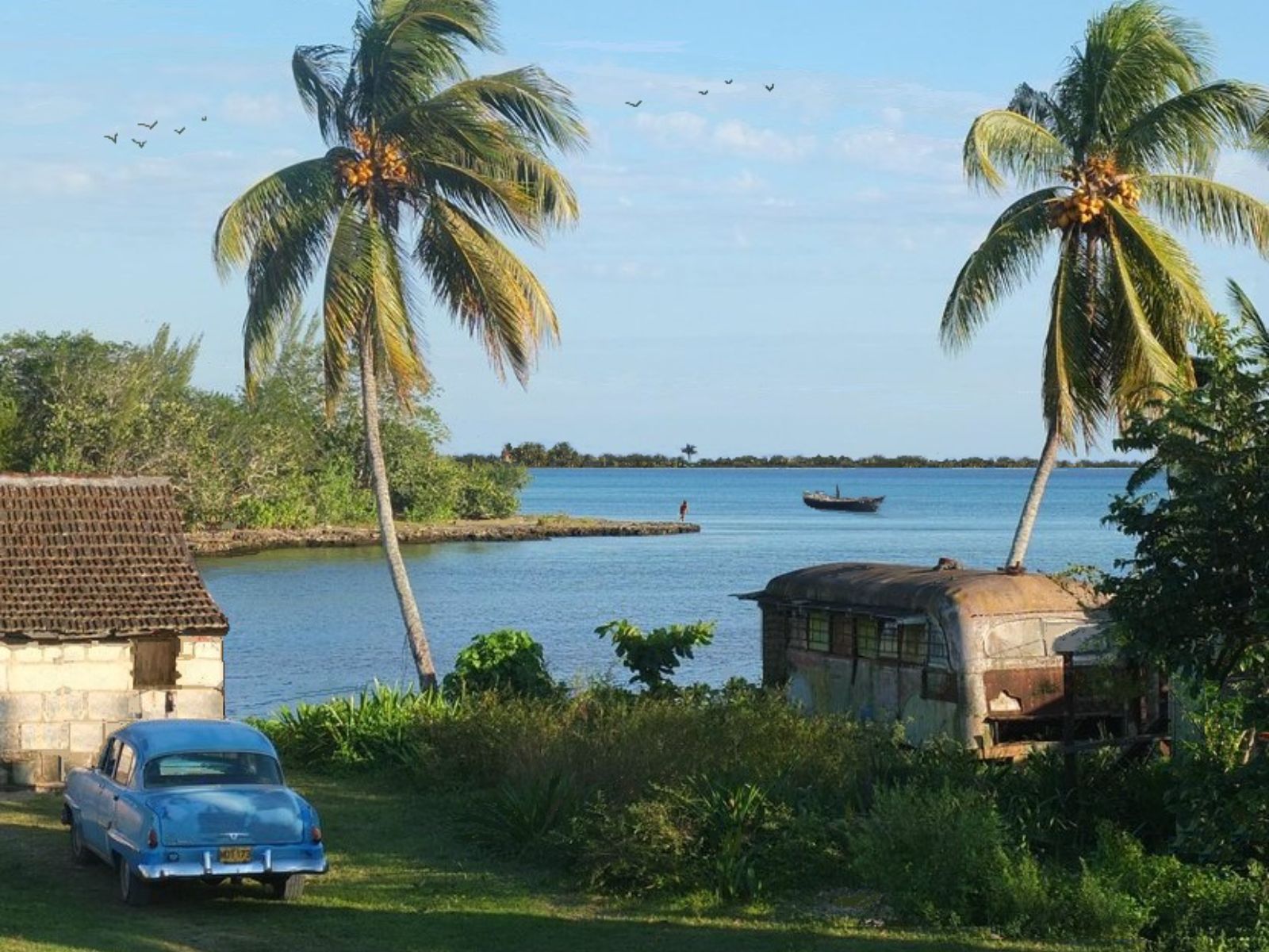 Rondreis Cuba, Playa Larga zee met camper, huis en auto
