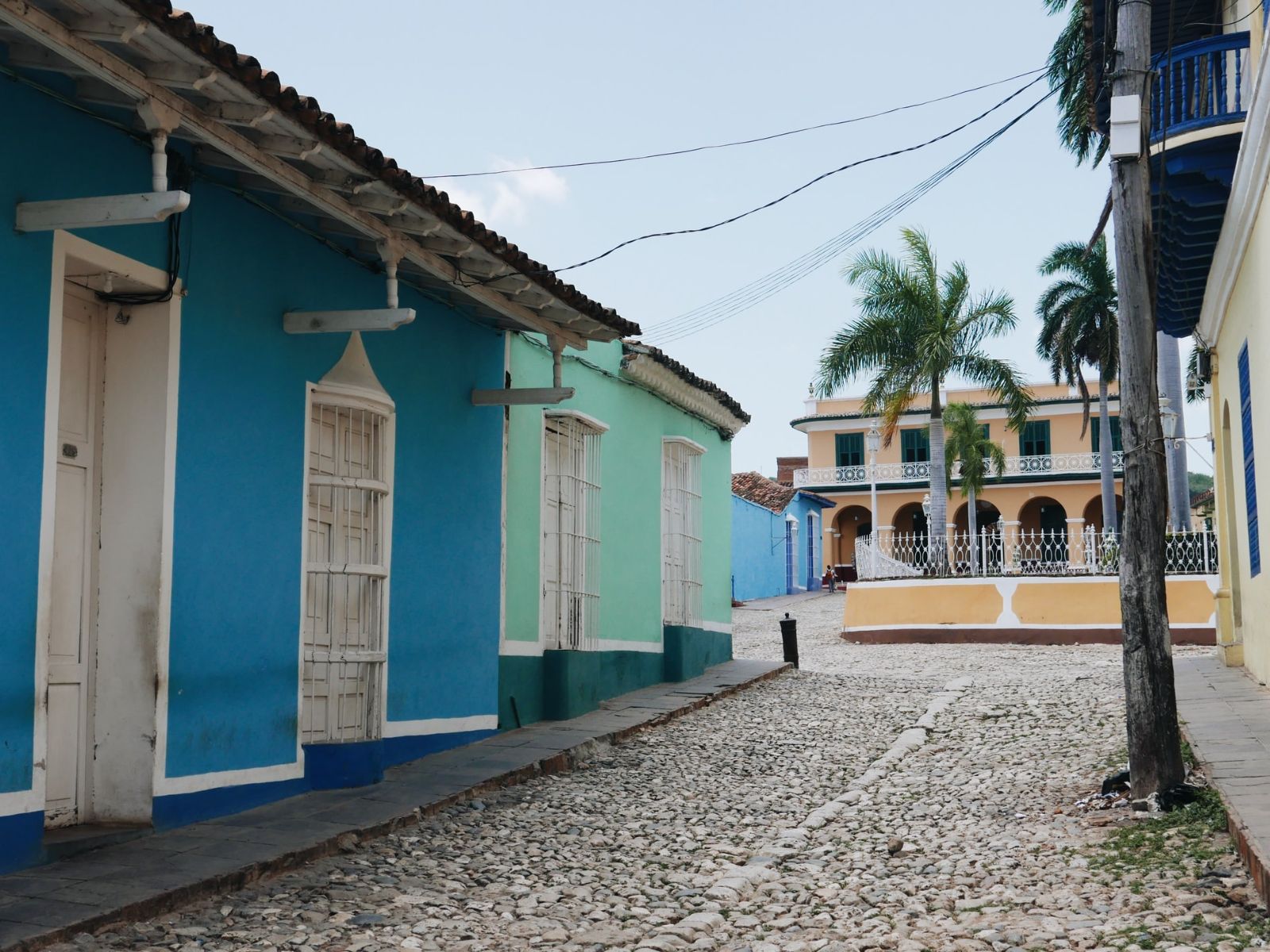 Rondreis Cuba, Trinidad, kleurrijke straat met palmbomen