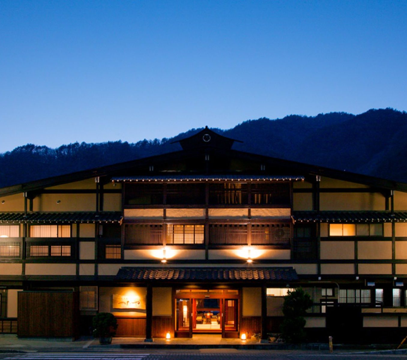 Rondreis Japan, Kiso-Hukushima, Yama Mizuki Urara Tsutaya buitenaanzicht