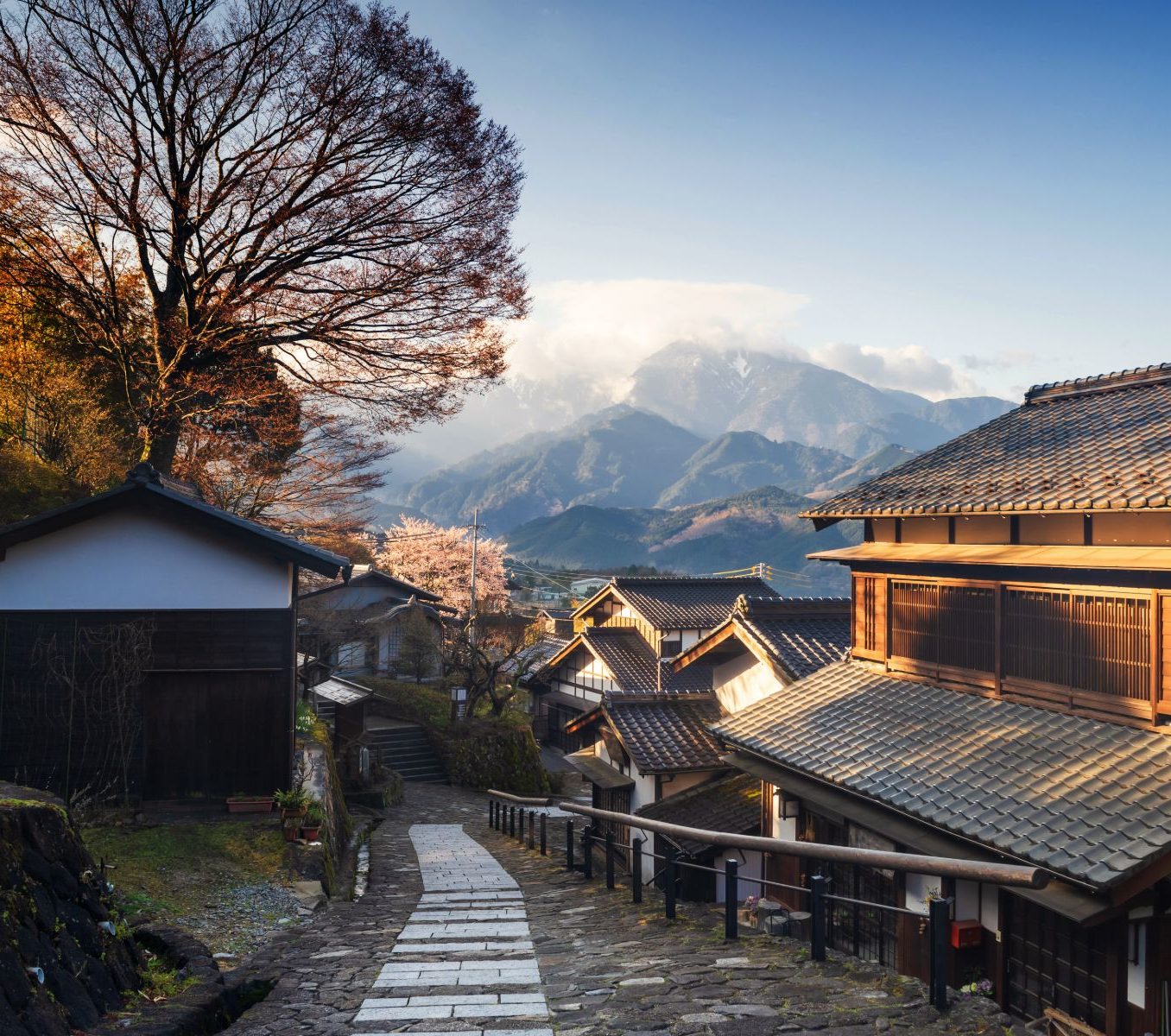 Rondreis Japan, Kiso-vallei, Magome, stad net huisjes en bergen