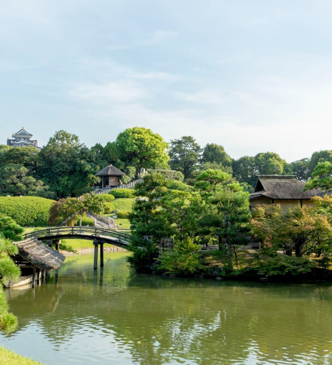 Rondreis Japan, Okayama, Korakuen met uitzicht op Okayama kasteel