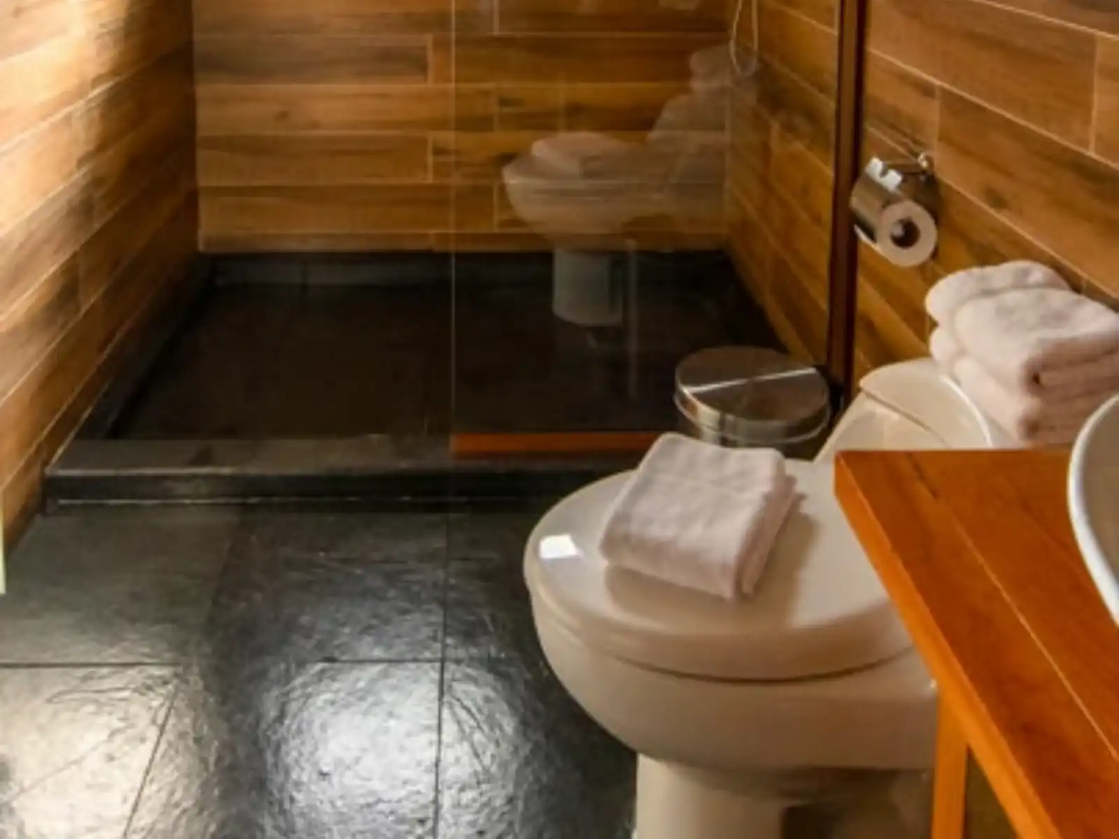 rondreis chili, torres del paine, pampa lodge badkamer
