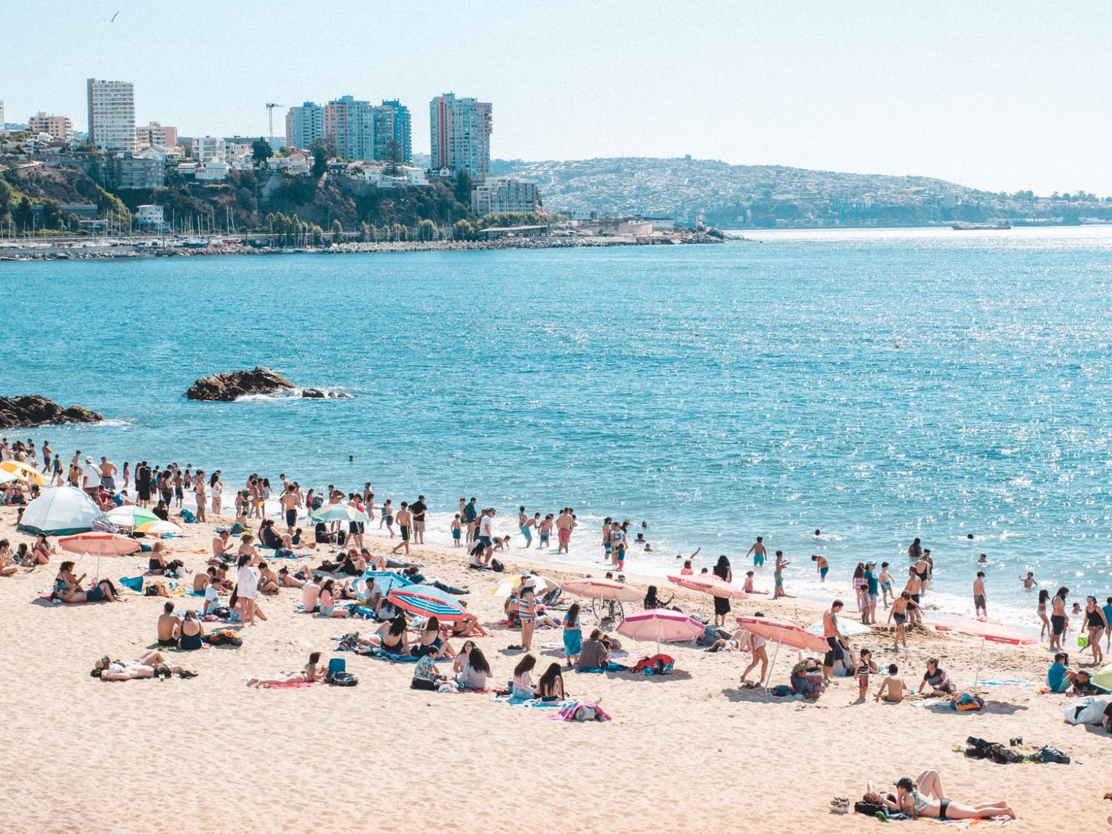 rondreis chili, vina del mar strand met mensen