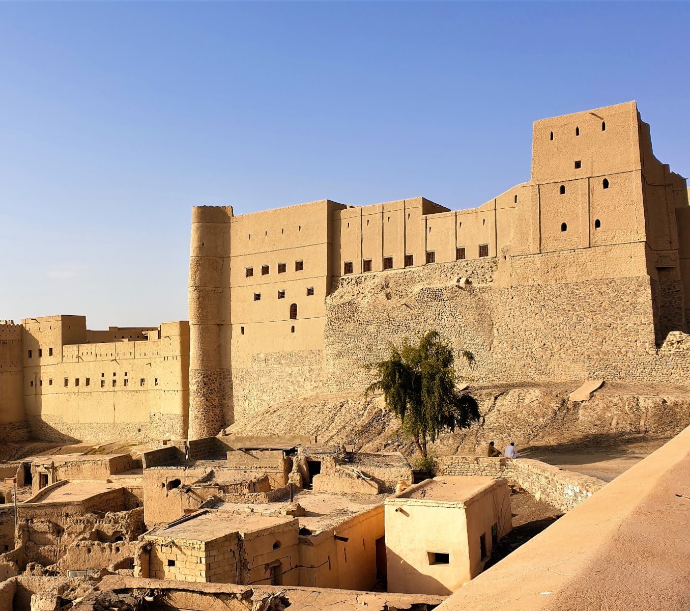 rondreis oman, bahla fort buitenaanzicht