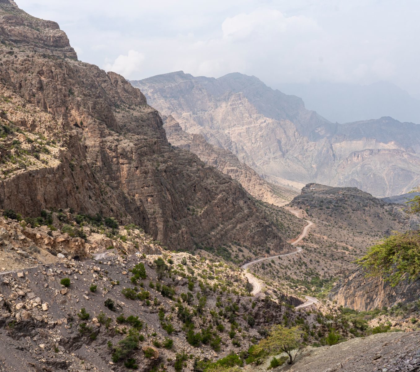 rondreis oman, wadi bani awf weg