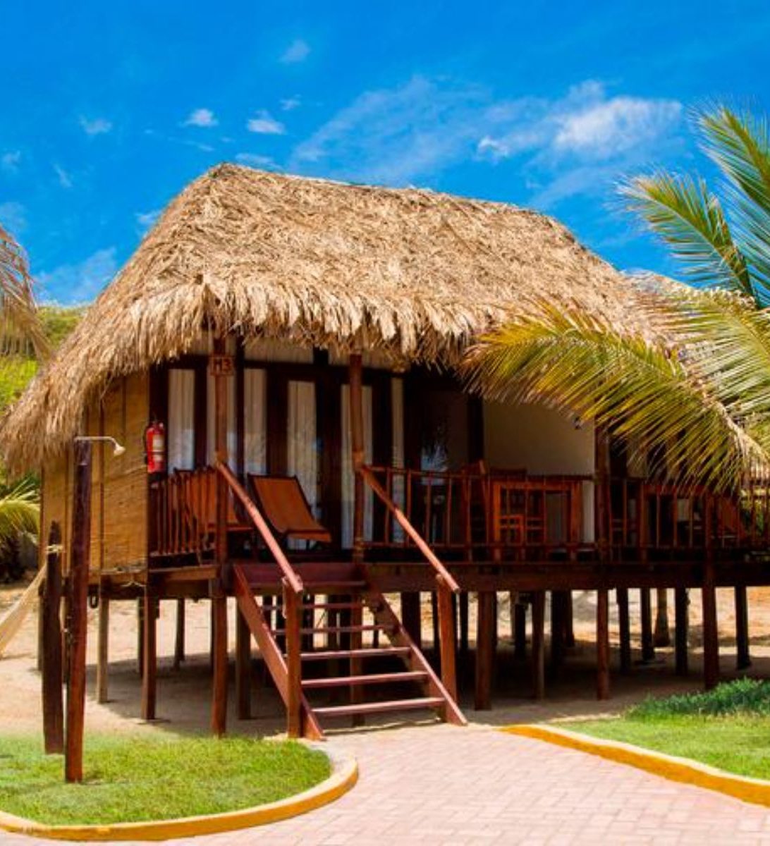 rondreis peru, mancora, vichayito bungalows & carpas buitenaanzicht