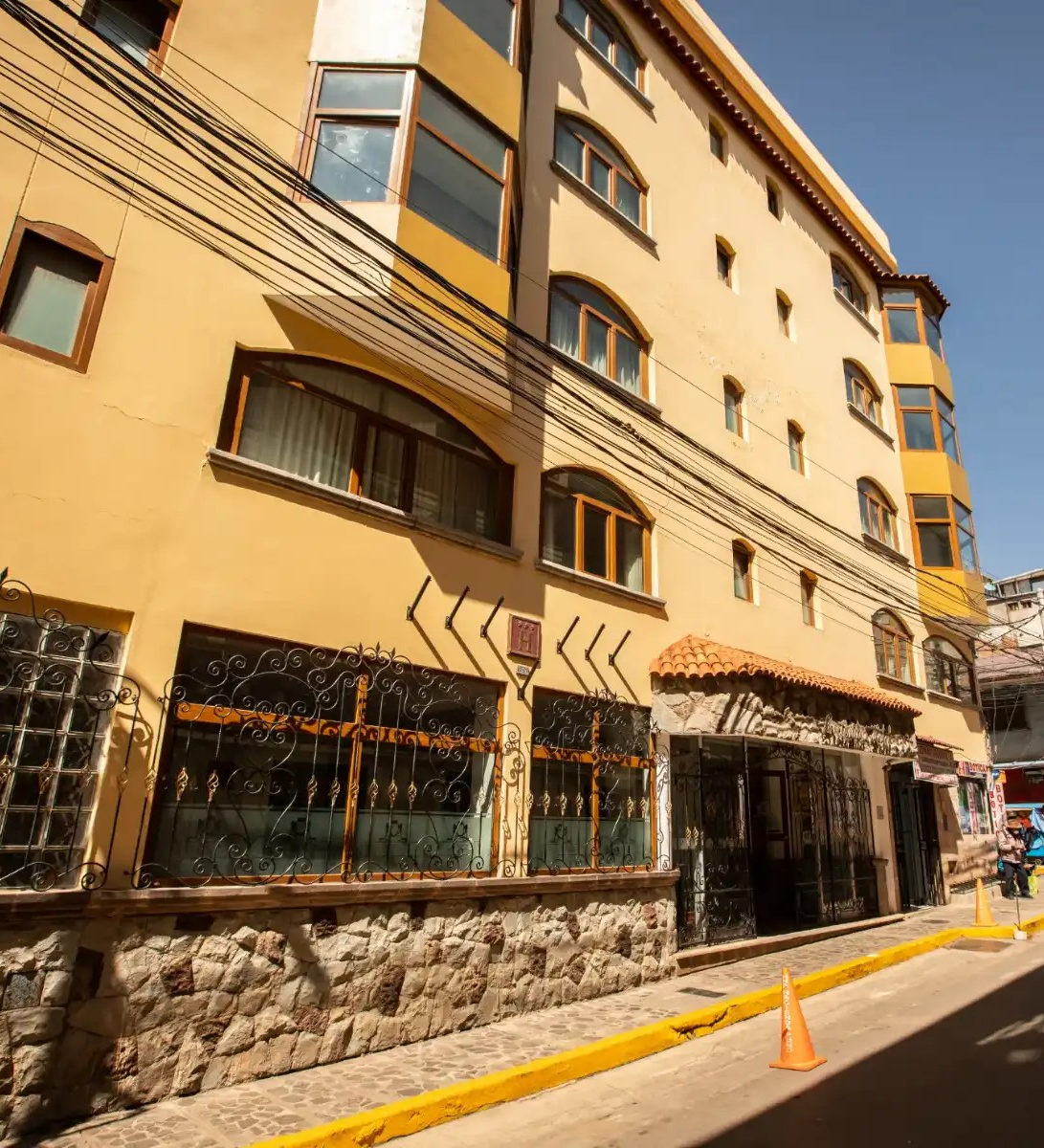 rondreis peru, puno, hotel hacienda plaza de armas - buitenaanzicht