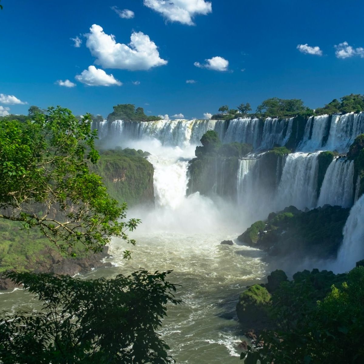 rondreis Argentinië, Puerto Iguazu, waterval in groene omgeving