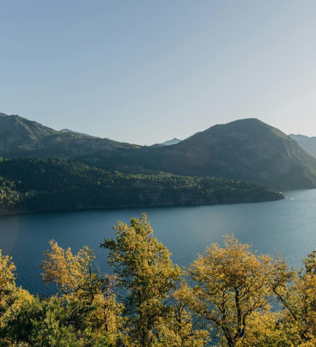 Argentinië, San Martin de los Andes, berg aan het meer