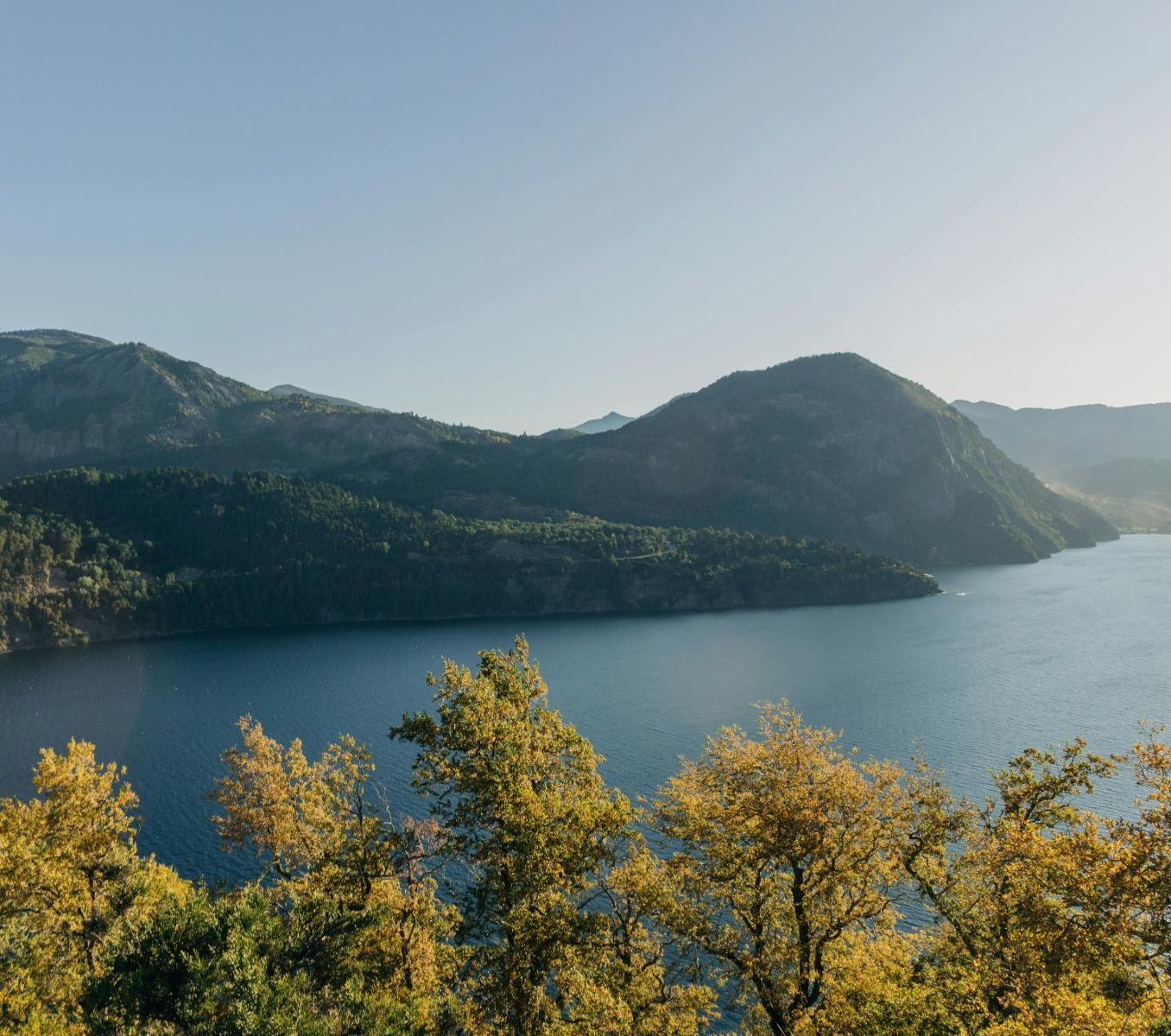 Argentinië, San Martin de los Andes, berg aan het meer