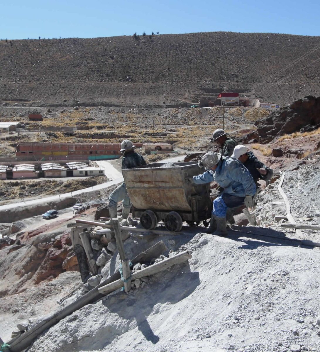 Rondreis Bolivia, Potosi, Zilvermijn buitenkant met werkers Rondreis Bolivia, Potosi, Zilvermijn buitenkant met werkers