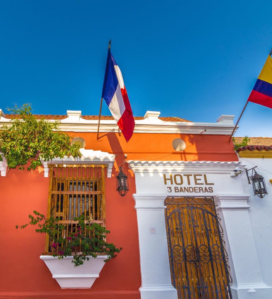 Rondreis Colombia, Cartagena, Hotel 3 Banderas, buitenaanzicht
