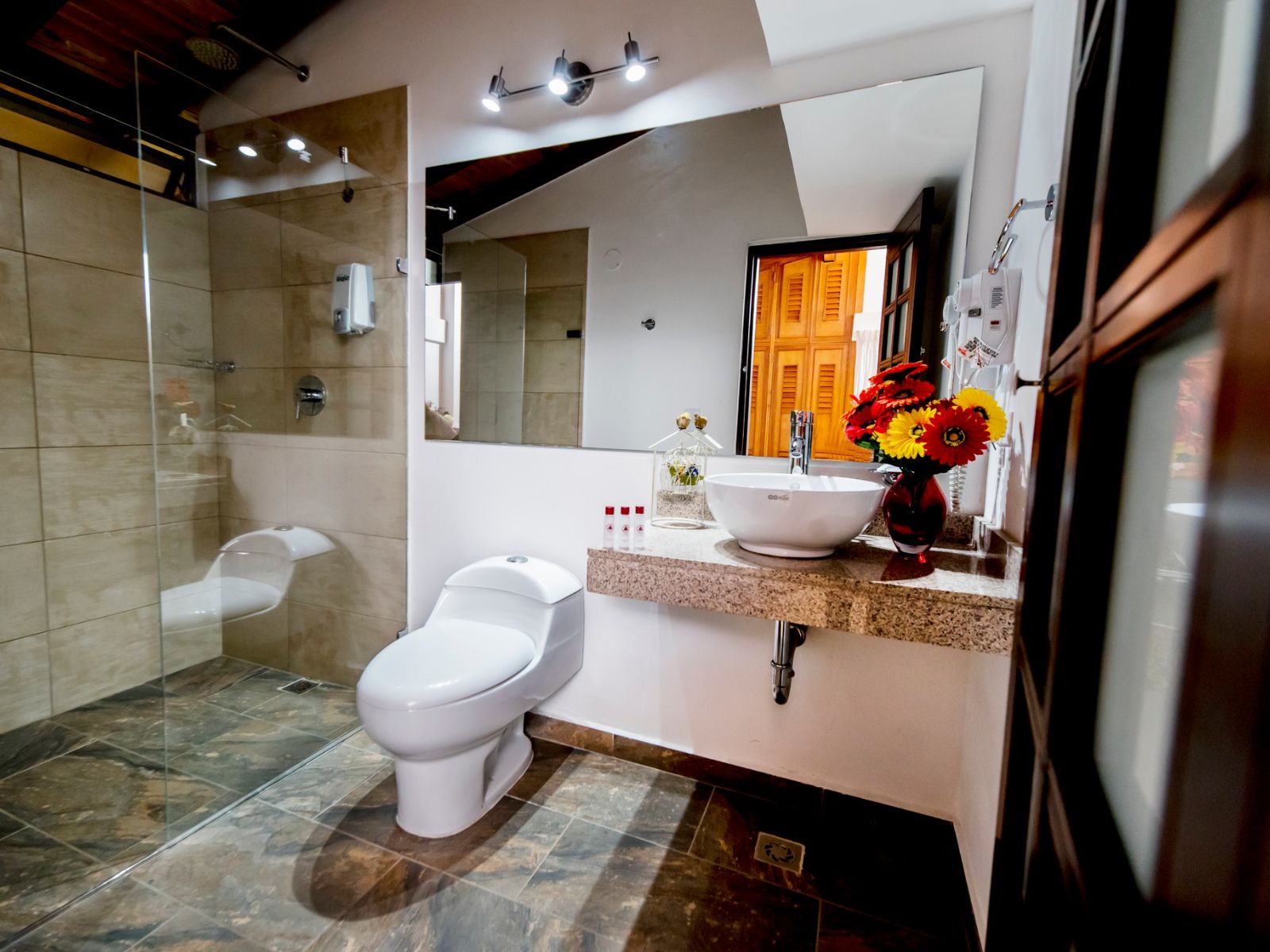 Rondreis Colombia, Medellin, La Campana badkamer
