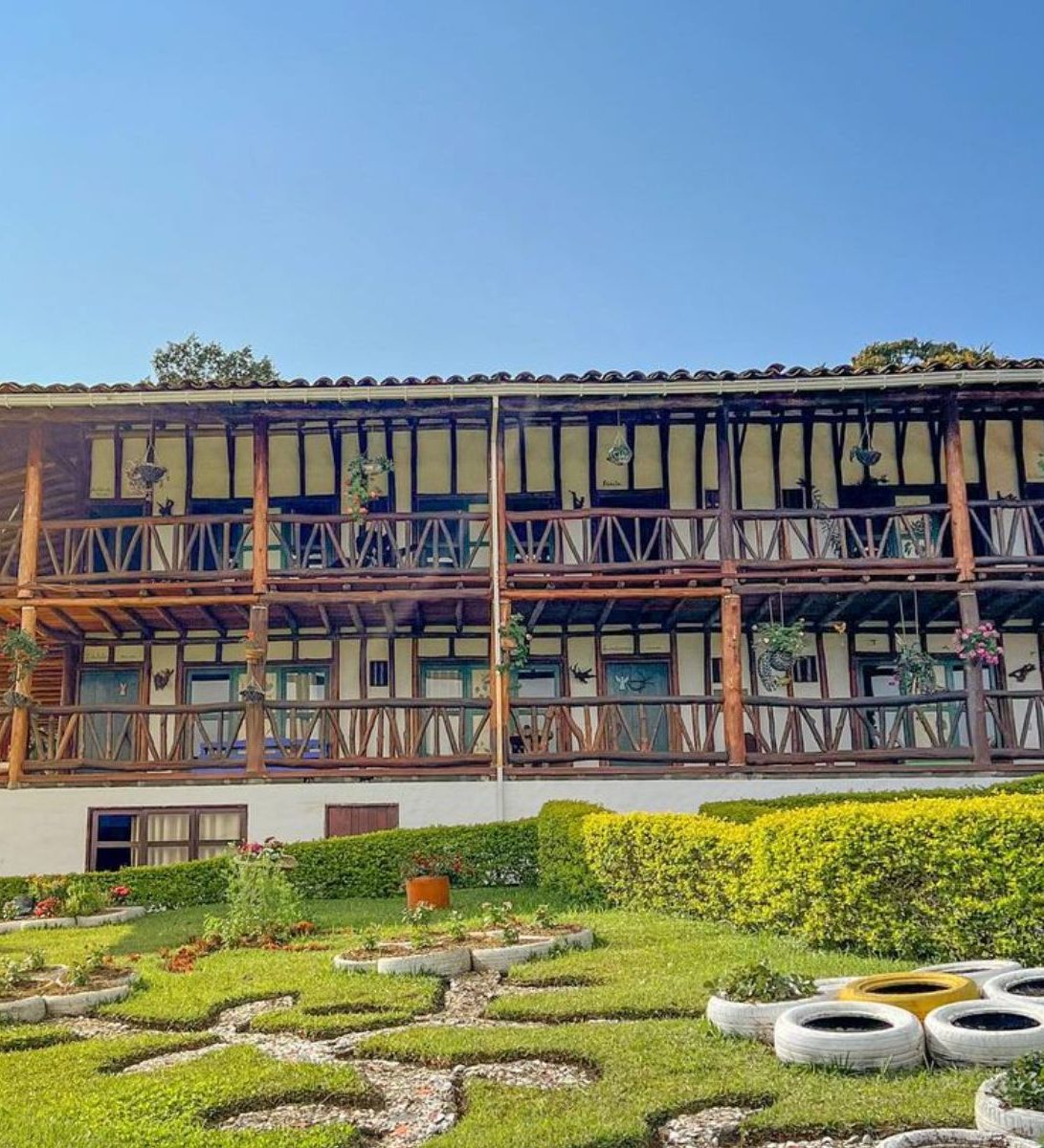 Rondreis Colombia,San Agustin, Akawanka lodge, buitenaanzicht Rondreis Colombia,San Agustin, Akawanka lodge, buitenaanzicht