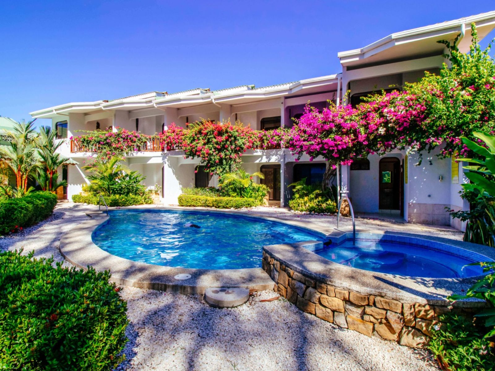 Rondreis Costa Rica, Samara, Hotel Giada, buitenaanzicht accommodatie