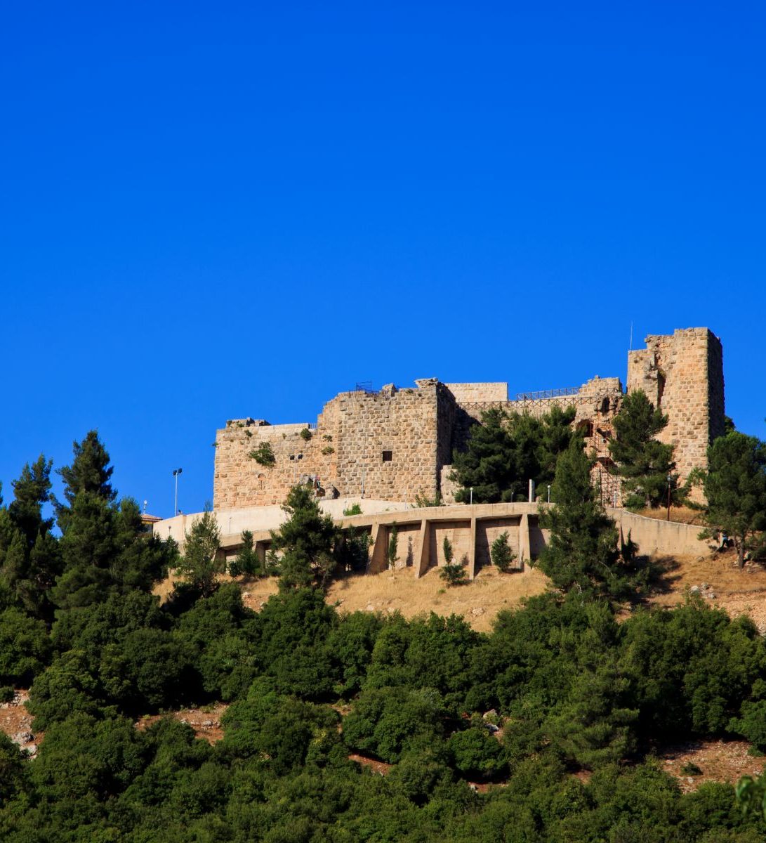 Rondreis Jordanië, Ajloun, kasteel op een heuvel Rondreis Jordanië, Ajloun, kasteel op een heuvel