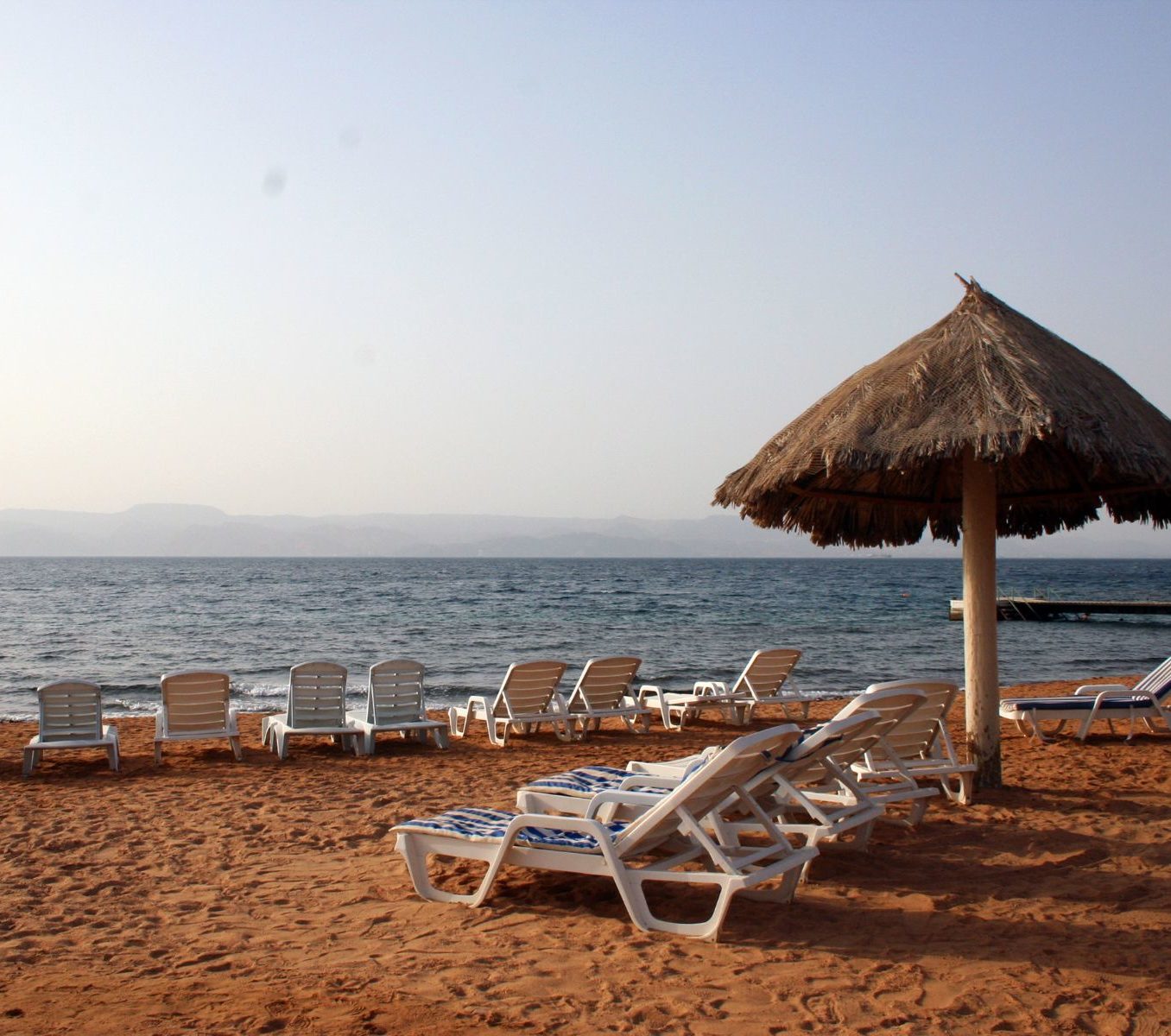 Rondreis Jordanië, Aqaba, strand met bedden en parasol
