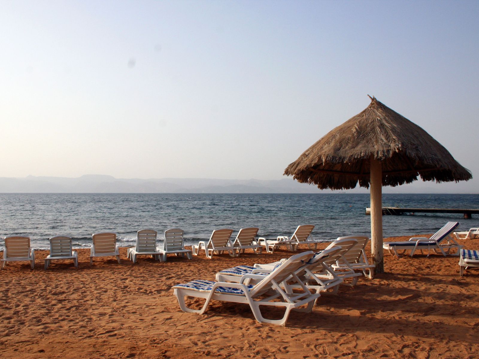 Rondreis Jordanië, Aqaba, strand met bedden en parasol