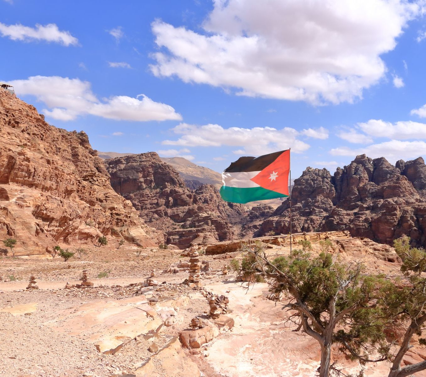 Rondreis Jordanië, Jordan Trail (hiking trail), Wadi Musa met vlag Jordanië