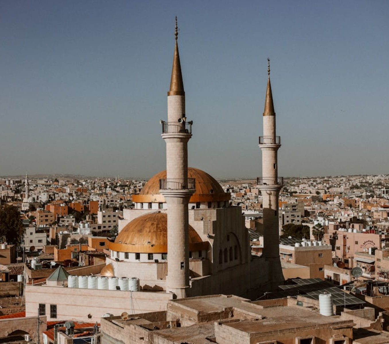 Rondreis Jordanië, Madaba, moskee met uitzicht op de stad