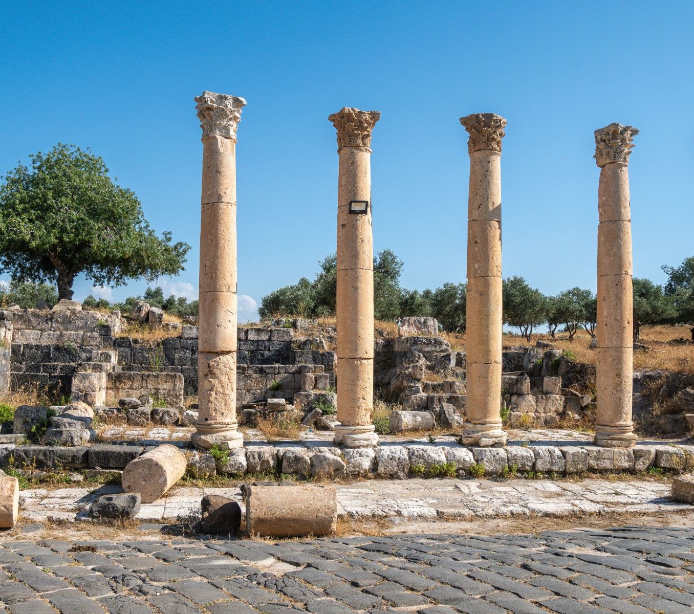 Rondreis Jordanië, Umm Qais, ruïnes met pilaren