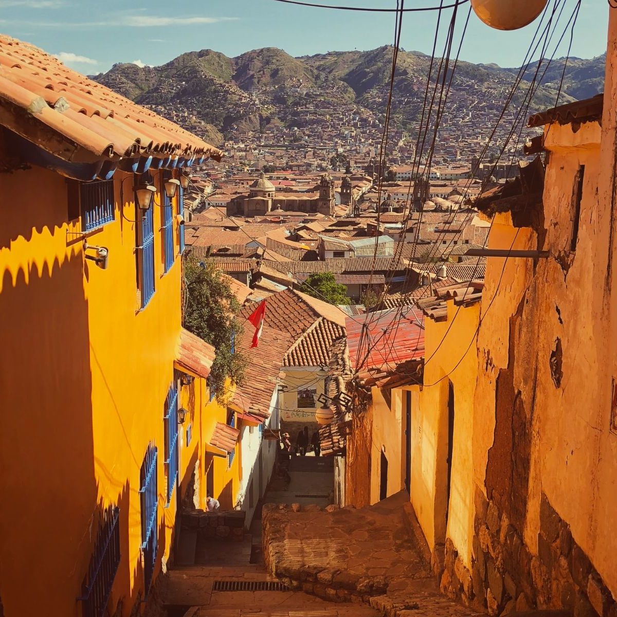 Rondreis Peru, Cusco, straat gekleurde huizen