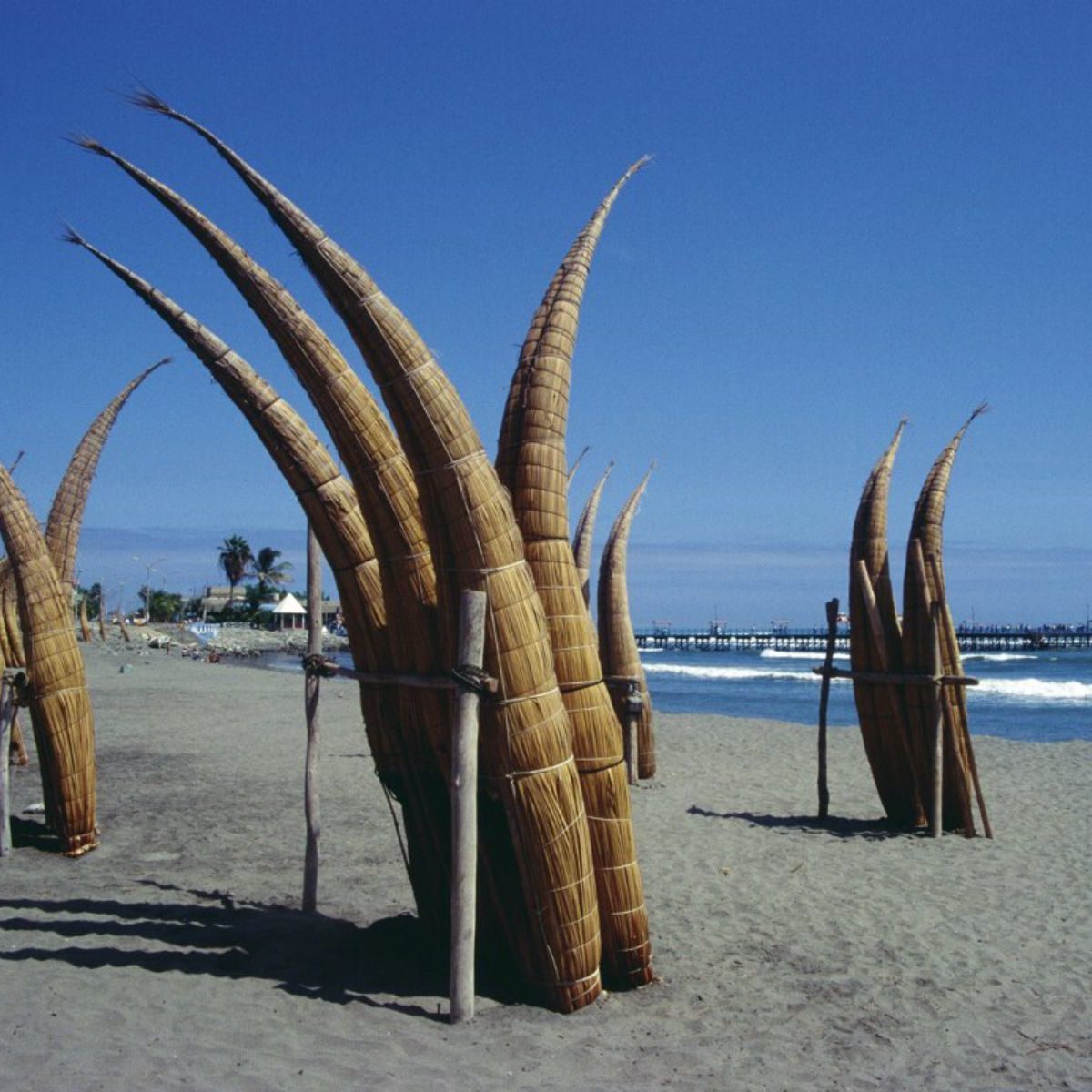 Rondreis Peru, Huanchaco, strand met pier op achtergrond