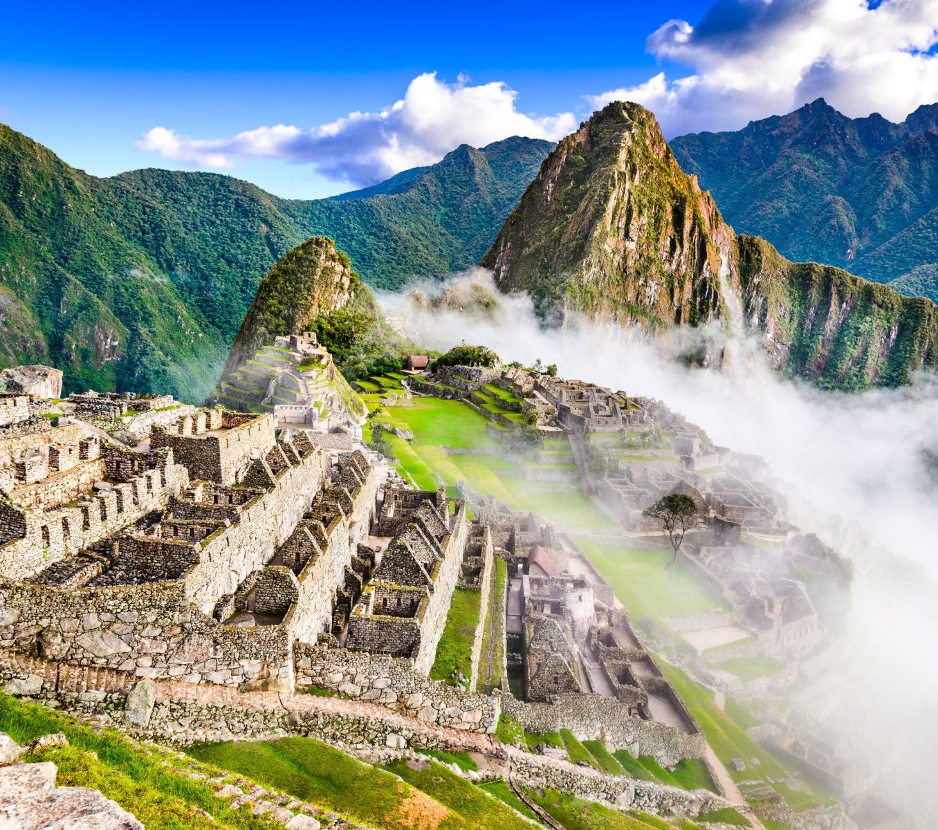 Rondreis Peru, Machu Picchu ruïne met wolken