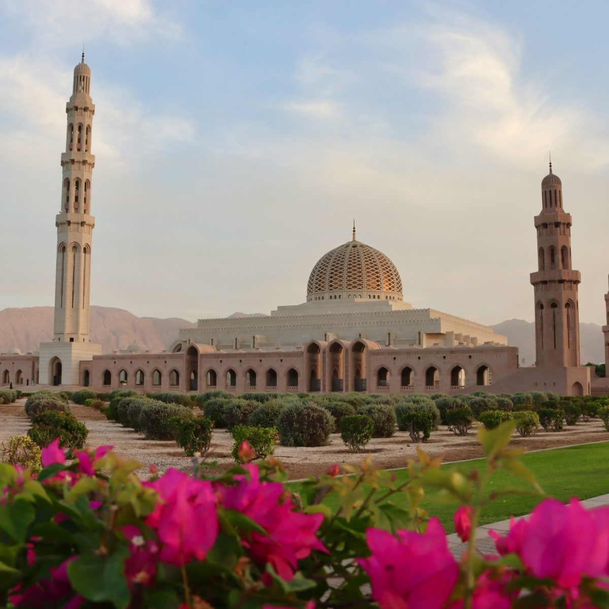 rondreis oman, muscat Sultan Qaboos Grand Mosque buitenaanzicht