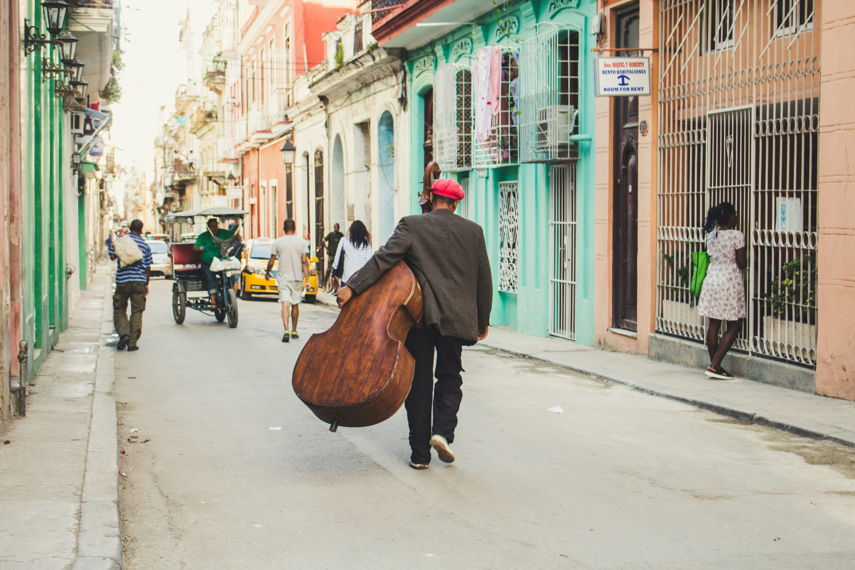 Rondreis Cuba, Old Havana, man met een bas op straat