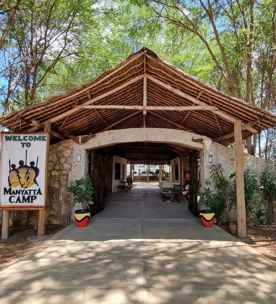 Rondreis Kenia, Tsavo East NP, Manyatta Camp, hotel ingang Rondreis Kenia, Tsavo East NP, Manyatta Camp, hotel ingang