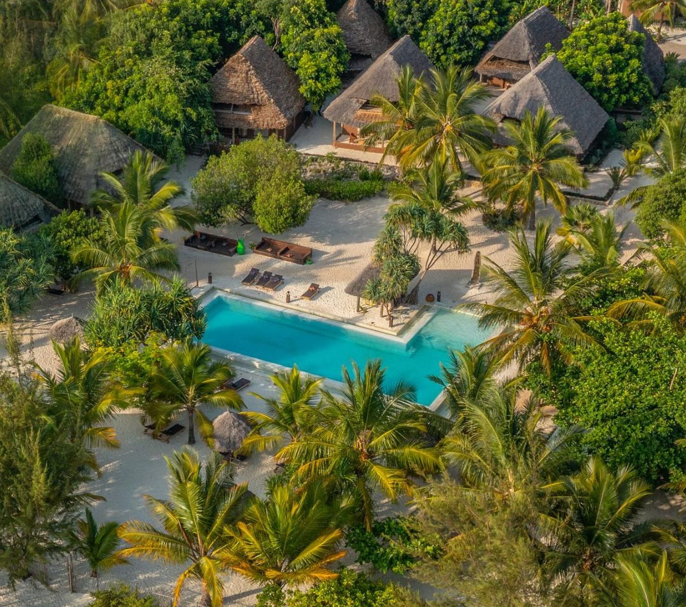 Rondreis Tanzania, Zanzibar, Mwezi Boutique Resort, bovenaanzicht met zwembad