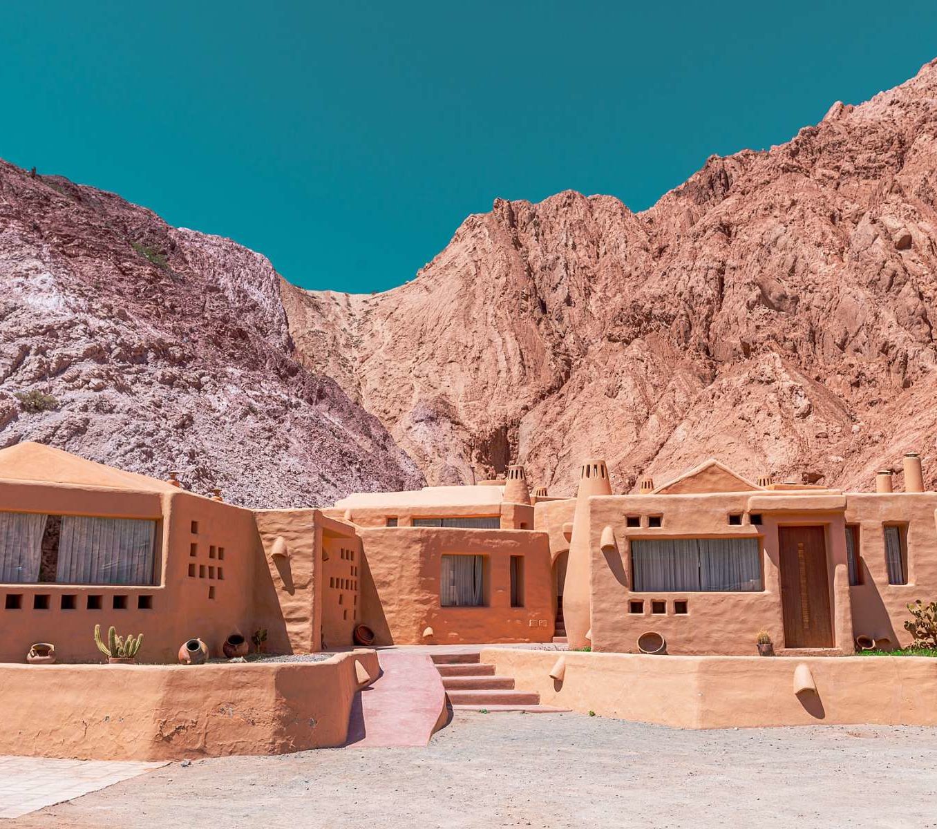 Rondreis Argentinië, Purmamarca, Los Colorados Cabanas, buitenaanzicht verblijf