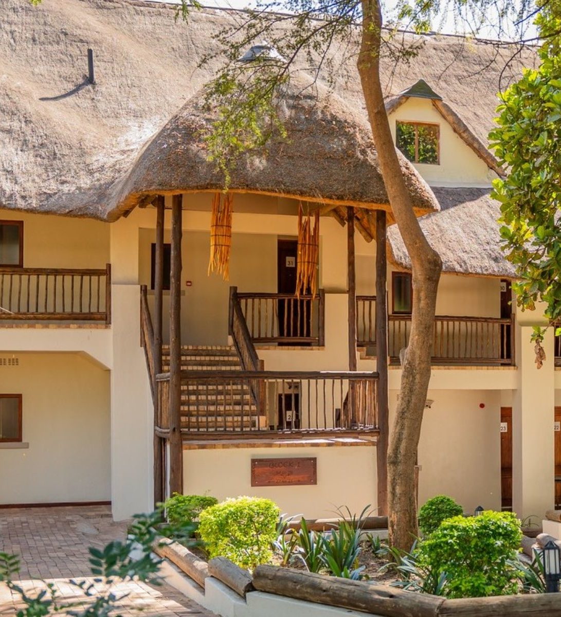 Rondreis Botswana, Chobe NP, Chobe Safari Lodge, vooraanzicht verblijf