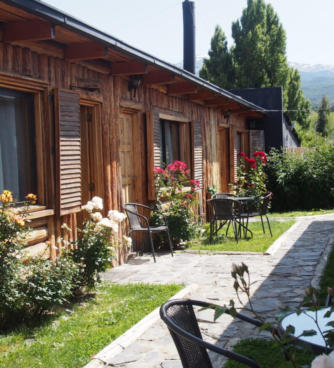 Rondreis Chili, Cochrane, Ultimo Paraiso, buitenaanzicht met terras