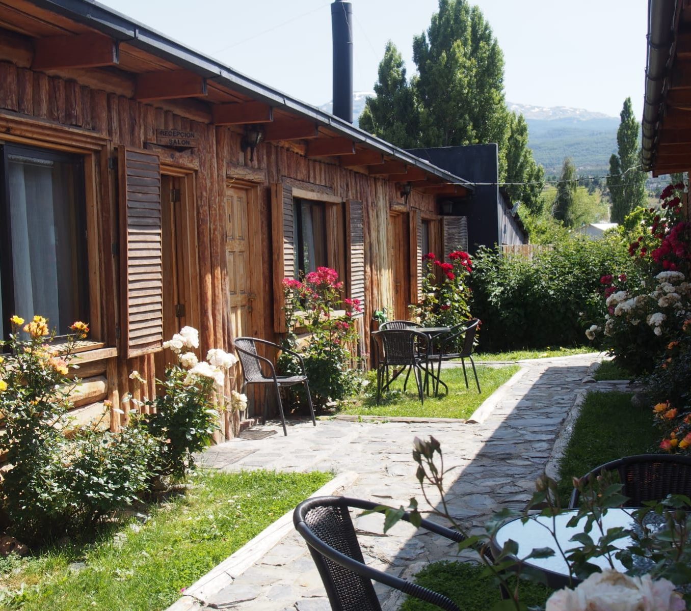 Rondreis Chili, Cochrane, Ultimo Paraiso, buitenaanzicht met terras