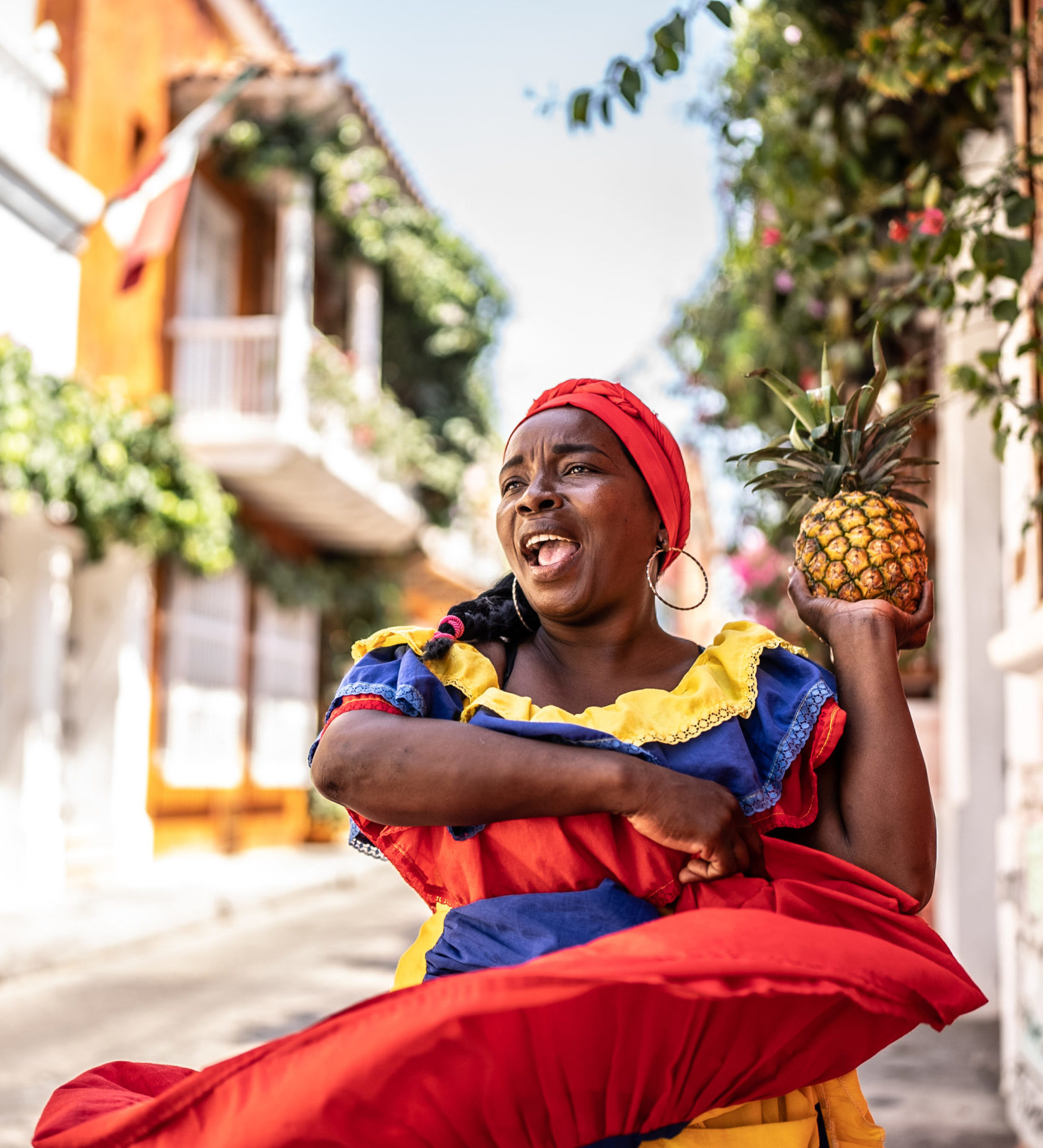Rondreis-Colombia-Cartagena-Palenquera-aan-het-dansen-aspect-ratio-382-420 Rondreis Colombia, Cartagena, Palenquera wandelt en danst op straat